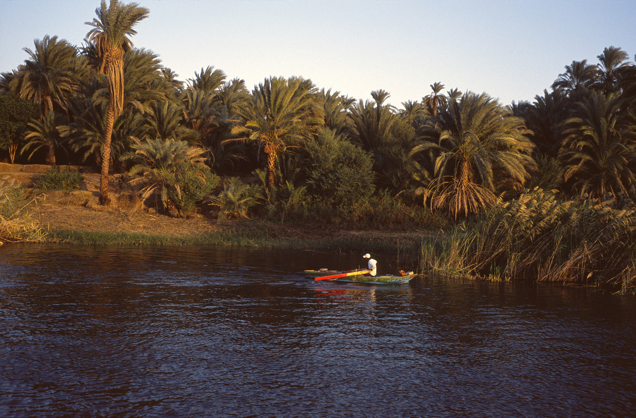 egyp06_39 barque au coucher.jpg - Sur le Nil une embarcation de pêcheur Provia 100 F